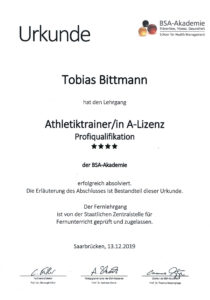 Urkunde Athletiktrainer A-Lizenz von der BSA-Akademie, Schule für Gesundheitsmanagement – ausgestellt für Tobi Bittmann, Gay Personal Trainer und Gründer von queerlift in Berlin (Personal Training für Männer)
