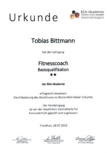Urkunde Fitnesscoach von der BSA-Akademie, Schule für Gesundheitsmanagement – ausgestellt für Tobi Bittmann, Gay Personal Trainer und Gründer von queerlift in Berlin (Personal Training für Männer)
