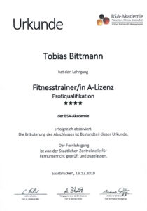 Urkunde Fitnesstrainer A-Lizenz von der BSA-Akademie, Schule für Gesundheitsmanagement – ausgestellt für Tobi Bittmann, Gay Personal Trainer und Gründer von queerlift in Berlin (Personal Training für Männer)