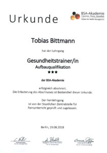 Urkunde Gesundheitstrainer von der BSA-Akademie, Schule für Gesundheitsmanagement – ausgestellt für Tobi Bittmann, Gay Personal Trainer und Gründer von queerlift in Berlin (Personal Training für Männer)