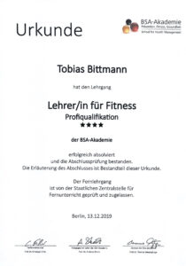 Urkunde Lehrer für Fitness von der BSA-Akademie, Schule für Gesundheitsmanagement – ausgestellt für Tobi Bittmann, Gay Personal Trainer und Gründer von queerlift in Berlin (Personal Training für Männer)