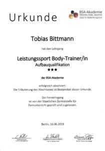 Urkunde Leistungssport Body-Trainer von der BSA-Akademie, Schule für Gesundheitsmanagement – ausgestellt für Tobi Bittmann, Gay Personal Trainer und Gründer von queerlift in Berlin (Personal Training für Männer)