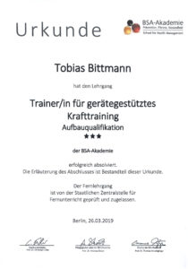 Urkunde Trainer für gerätegestütztes Krafttraining von der BSA-Akademie, Schule für Gesundheitsmanagement – ausgestellt für Tobi Bittmann, Gay Personal Trainer und Gründer von queerlift in Berlin (Personal Training für Männer)