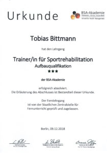Urkunde Trainer für Sportrehabilitation von der BSA-Akademie, Schule für Gesundheitsmanagement – ausgestellt für Tobi Bittmann, Gay Personal Trainer und Gründer von queerlift in Berlin (Personal Training für Männer)