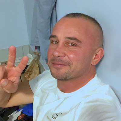 Porträt von Juri, Kunde von queerlift, Personal Training für Männer in Berlin, über Tobi Bittmann (Gay Personal Trainer)